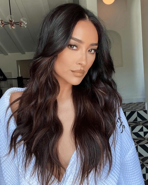 Shay Mitchell Hair, Shay Mitchell Style, Coffee Brown Hair, Hot Rollers, Editorial Hair, Curling Irons, Long Lasting Curls, Brunette Color, Body Hair Removal