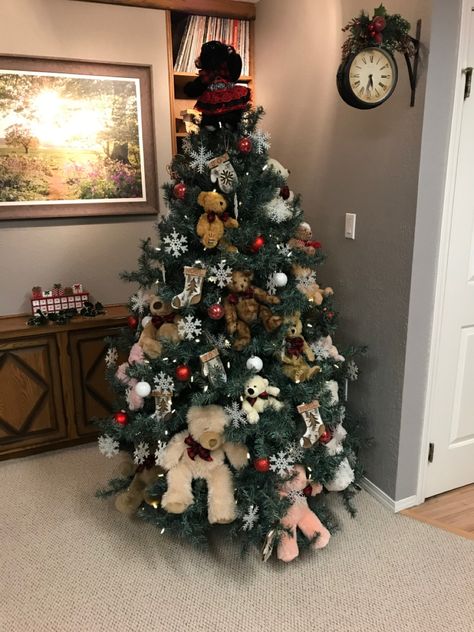 Teddy Bear Themed Christmas Tree, Teddy Christmas Tree, Christmas Tree With Teddy Bears, Stuffed Animal Christmas Tree, Christmas Tree With Toys, Teddy Bear Christmas Tree, Teddy Christmas, Best Christmas Decorations, Small Christmas Trees Decorated