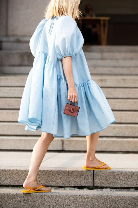 19 Oversized Dresses You Can Transition Into Fall Copenhagen Fashion Week, Looks Street Style, Oversized Dress, Dress Outfit, Fast Fashion, Spring Summer Fashion, Summer Style, Fashion Ideas, Chic Style