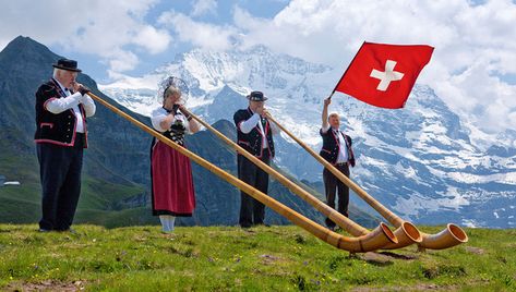 The Arts: This is an instrument called the alphorn. The alphorn is a super long horn similar to a didgeridoo. Some swiss people believe that this horn can communicate with humans and animals. These horns have been around since 1595. Switzerland Tour, Switzerland Tourism, World Thinking Day, Heart Of Europe, National Symbols, Winterthur, Zermatt, San Francisco Bay Area, Countries Of The World