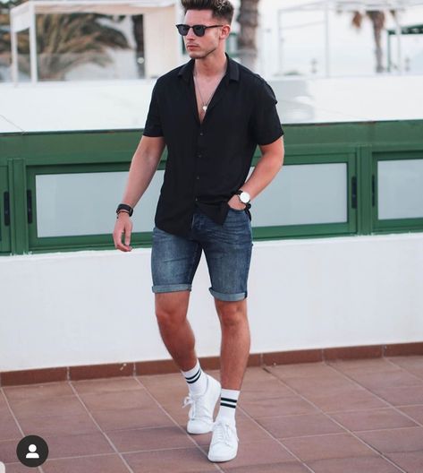 Men Short Jeans Outfit, Men Smart Casual Outfit Summer Shorts, Summer Bar Outfits Men, Mens Concert Outfit Summer, Men Jean Shorts Outfits, Outfits Con Short Hombre, Jeans Shorts Outfit Men, Outfits Shorts Hombre, Mens Jean Shorts Outfits