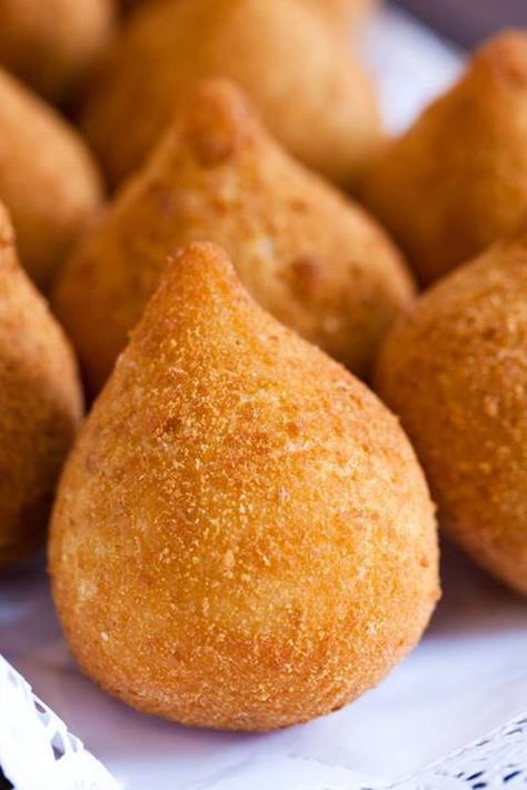 Coxinha it's a brazilian appetizer. Chicken Shop, Corn Dogs, Food Cravings, Amazing Food, Cute Food, Cornbread, Sweet Potato, Comfort Food, Brazil