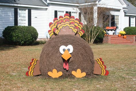 Unique (one of a kind) Thanksgiving Fall Harvest Round Hay Bale Decoration. Mr. Turkey:) Created by Denise Cline Hay Bale Turkey, Round Hay Bale Decorating Ideas, Hay Bale Decorating Ideas, Hay Bale Fall Decor, Hay Bale Fall, Hay Bale Decor, Painted Hay Bales, Haybale Decorating, Hay Bale Decorations