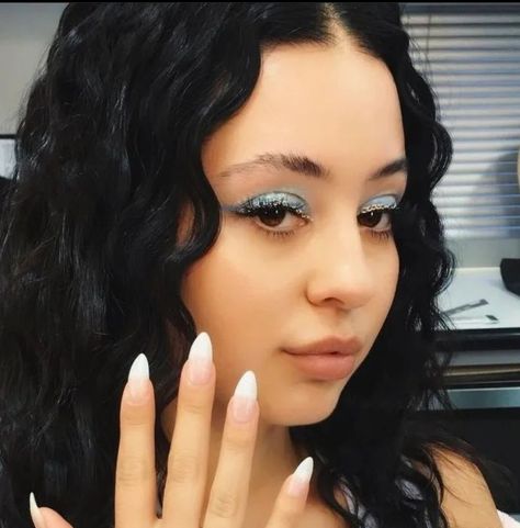 Makeup No Eyeliner, Maddy Perez Makeup, Nails Feminine, Maddy Makeup, Euphoria Icons, Feminine Makeup, Euphoria Nails, Maddy Perez, Chola Style