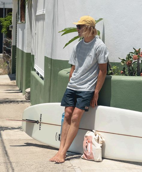 Outerbanks Aesthetic Outfits Men, Surfer Fashion Mens, Mens Surfer Style Outfits, Surfer Outfits Men, Surfer Boy Aesthetic Outfit, Surfer Outfit Men, Surf Fits, Surfer Guy Style, Surfer Boy Outfits