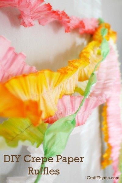 Crepe Paper Ruffled Garland. An alternative to ribbon for the hallway? Paper Crafts Flowers, Crepe Paper Ruffles, Paper Ruffles, Crepe Paper Garland, Crepe Paper Crafts, Poppy Craft, Paper Streamers, Craft Easy, Do It Yourself Crafts