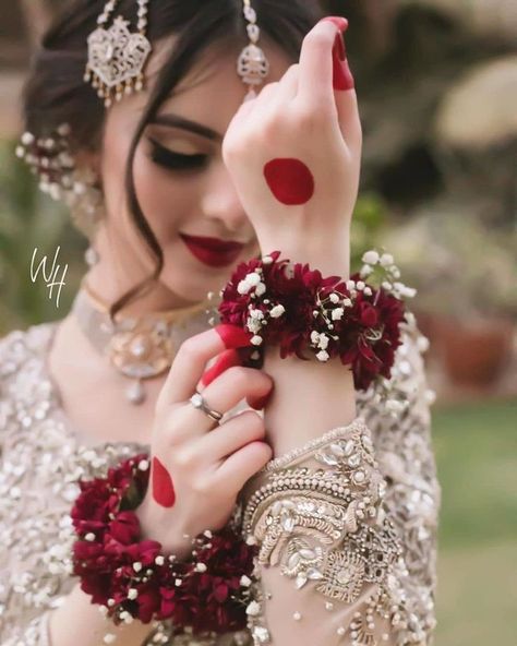 Hand Gajra For Bride, Nikah Bride, Flower Jewellery For Haldi, Flower Jewellery For Mehndi, Pakistani Wear, قلادات متدلية, Flower Jewelry Designs, Wedding Flower Jewelry, Pakistani Bridal Makeup