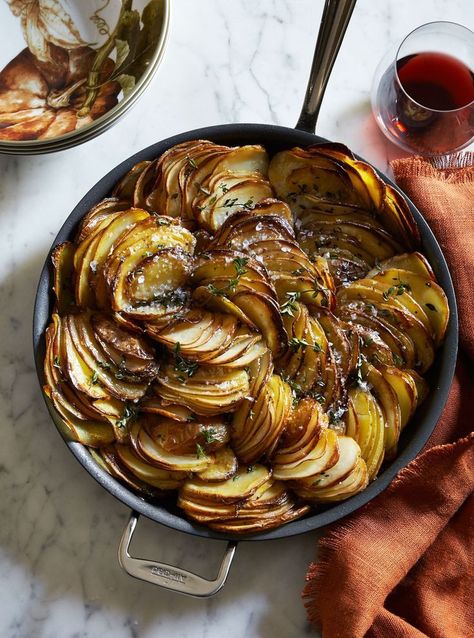 Crispy Roasted Potatoes with Thyme. Potato Gratin Recipe, Crispy Roasted Potatoes, Pane Dolce, Potato Gratin, Think Food, Potato Dishes, Idee Pasto Sano, Roasted Potatoes, Grilled Meat