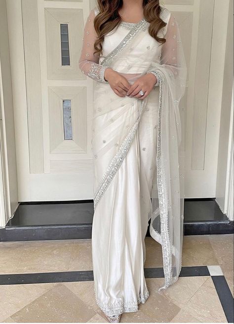 White Saree Blouse, Off White Saree, Bishop Sleeve Blouse, Saree Jackets, Saree Ideas, Sarees For Girls, Full Sleeve Blouse, Fancy Sarees Party Wear, Simple Sarees