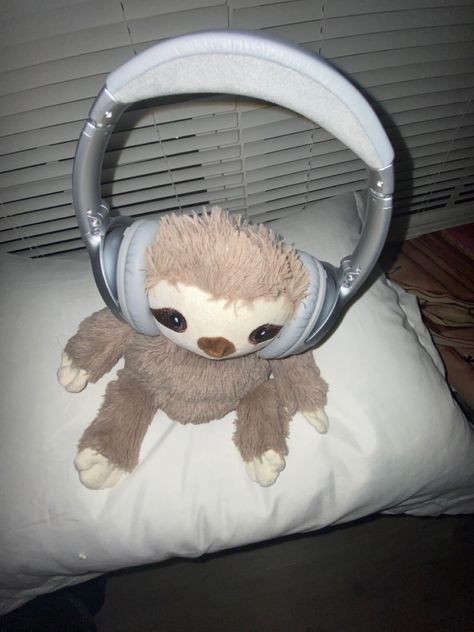 Headphone sloth Sloth Photography, Sloth Aesthetic, Aspen Core, Sloth Cartoon, Sloth Cute, Sid The Sloth, Sloth Plush, Sloths Funny, Baby Sloth