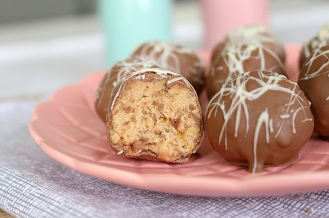 These quick and easy no-bake Cheesecake Balls are made with Caramel Tim Tams and cream cheese, then covered in chocolate... talk about yum! Tim Tam Cheesecake, Coconut Treats, Dipped Treats, Savory Muffins Recipes, Cheesecake Balls, 3 Ingredient Desserts, Easy No Bake Cheesecake, Tim Tam, Caramel Cheesecake