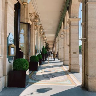 Hôtel Le Meurice (@lemeuriceparis) • Instagram photos and videos Le Meurice Paris, Tuileries Garden, St Clement, Parisian Vibes, Magical Places, Art Of Living, Luxury Hotel, Architecture House, 18th Century