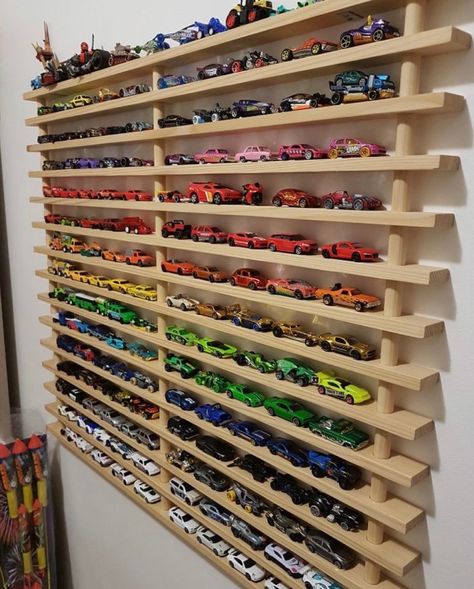 This is a great idea for an accent wall in your child’s room. All those HotWheels® and Matchbox® cars have a home in this DIY wall parking lot. All arranged by color makes for a great look. Hot Wheels Wall Storage, Hot Wheels Diy, Diy Display Shelf, Wall Storage Diy, Hot Wheels Wall, Hot Wheels Storage, Hot Wheels Room, Toy Car Storage, Upcycled Kitchen