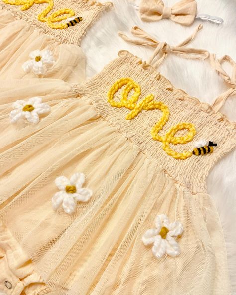 These sweet sets are off to the 🤍🌼🐝1st Bee Day Girls🤍🐝🌼!!! #themodmango #themodmangobabyco #firstbeeday #1stbeeday #firstbirthday #1stbirthday #firstbirthdaydress #1stbirthdaydress #beeday #beedayparty #birthdayoutfit #summerbirthday #honeybee #babyboutique #handembroidered 1st Birthday Girl Bee Theme, 1st Bee Day Party Ideas, First Girl Birthday Themes, Bee Themed First Birthday Girl, Honey First Birthday, Bee Themed Birthday Party 1st, 1st Bee Day Party Ideas Girl, Bee Day Party Ideas 1st, First Bee Day Party Ideas