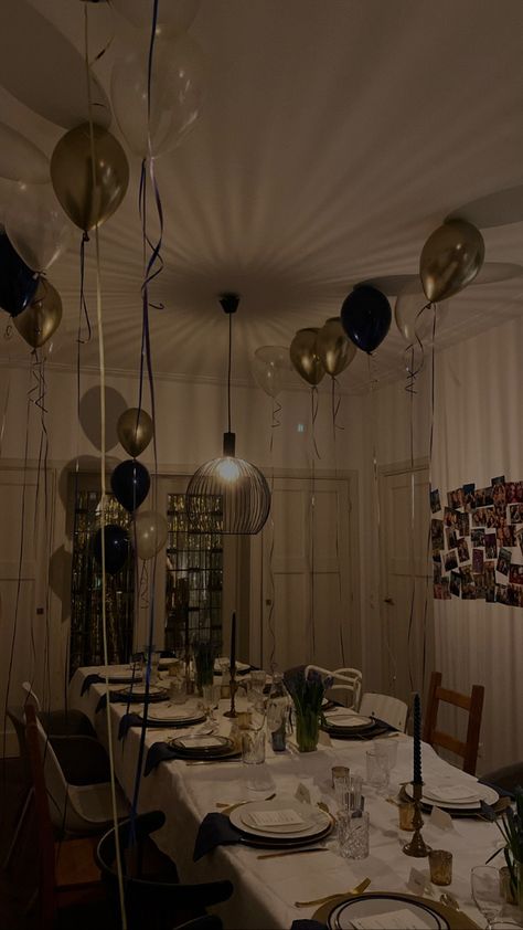 Nye Apartment Party, Nye Party In Small Apartment, Nye Home Party Ideas, Home New Years Eve Party, Nye Party Themes, Nye House Party Ideas, 18th Birthday Dinner, Nye Party Ideas, Nye 2025