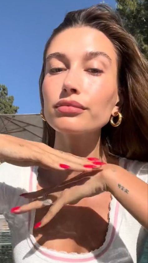 Hailey Bieber Without Makeup, Hailey Bieber Hands, Hailey Bieber Red Nails, Haley Bieber Tattoo, Hailey Bieber Natural, Hailey Bieber Tattoo, Hailey Bieber Jewelry, Hayley Bieber Nails, Hailey Bieber Skin