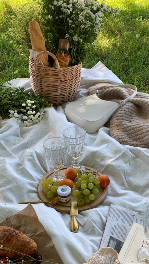 Picnic Fruit, French Picnic, Picnic Inspiration, Picnic Decorations, Tropical Fashion, Romantic Picnics, Picnic Date, Spring Mood, Perfect Picnic