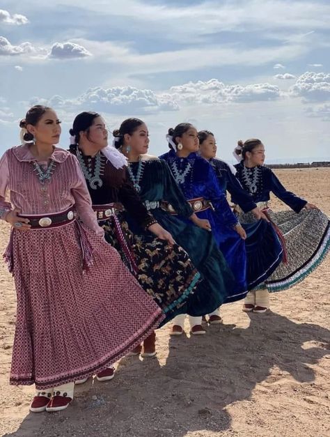 Navajo Clothing, Navajo Dress, Native American Home, Native American Dress, Native Dress, Skirt Inspiration, Native American Clothing, Native American Peoples, Native Style