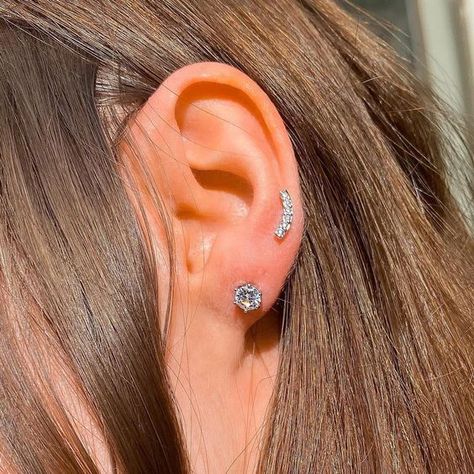 Picture of a love and high lobe or low helix piercing done with cool rhinestone jewelry look gorgeous together Ear Piercing Anatomy, High Lobe Ear Piercing, Piercing Composition, High Lobe Piercing, Low Helix Piercing, Bar Ear Piercing, Ear Piercing Inspiration, Cute Piercing, Minimalist Ear Piercings