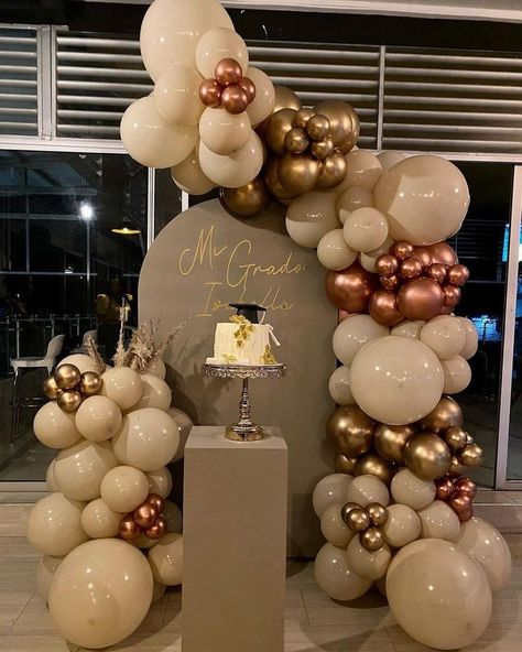 Graduation Party Table, Backyard Graduation Party, Graduation Party Cake, Gold Graduation Party, 16th Birthday Decorations, Graduation Party Diy, Graduation Party Planning, Graduation Party Themes, Grad Party Decorations