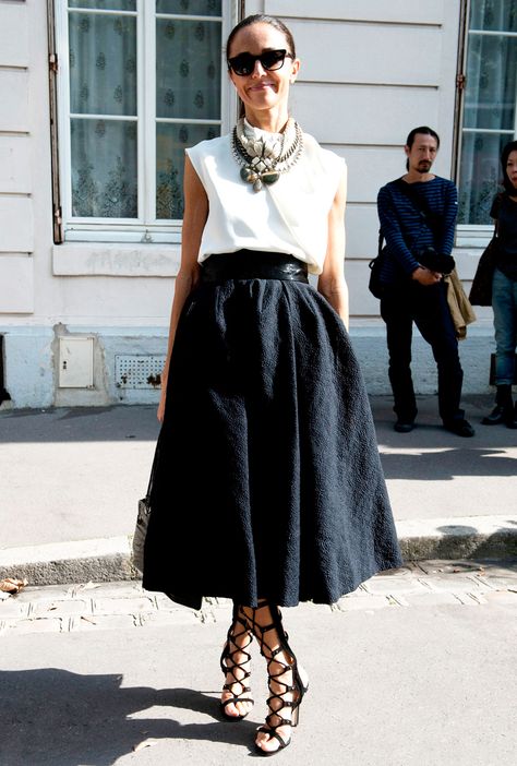 Rok Outfit, Black And White Outfit, Milan Street Style, Fashion Week Spring 2014, Paris Fashion Week Street Style, Looks Street Style, Street Style Paris, Fashion Weeks, Tres Chic