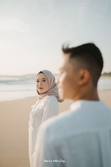 Wedding Pictures Beach, Kulot Pants, Pre Wedding Photoshoot Props, Wedding Photo Display, Prewedding Outdoor, Pre Wedding Photoshoot Outfit, Foto Wedding, Wedding Portrait Poses, Wedding Photoshoot Props