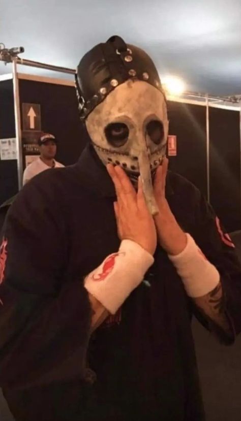 Chris Slipknot, Chris Fehn Pfp, Cute Slipknot, Slipknot Funny Pictures, Cute Slipknot Art, Slipknot Funny Moments, Slipknot Being Silly, Chris Fehn, Sid Wilson