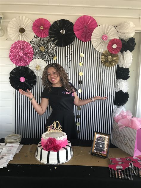 40th Party Ideas, Graduation Photo Booth, 40 And Fabulous, Woman Birthday Party, Graduation Party Themes, Birthday Party Tables, Graduation Diy, 40th Birthday Parties, Graduation Photos