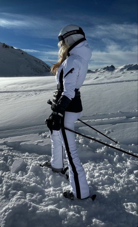 Helly Hansen Outfit, Skiing Fits, Girl Skiing, Skiing Girl, Ski Photos, Snow Fits, Ski Pics, Skiing Aesthetic, Ski Outfits