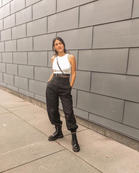 High Waist Black Pants, Looks 90s, Boots Grunge, Jadon Platform Boots, Grunge Looks, Dr Martens Jadon, Harness Belt, Easy Outfits, Street Wear Outfits