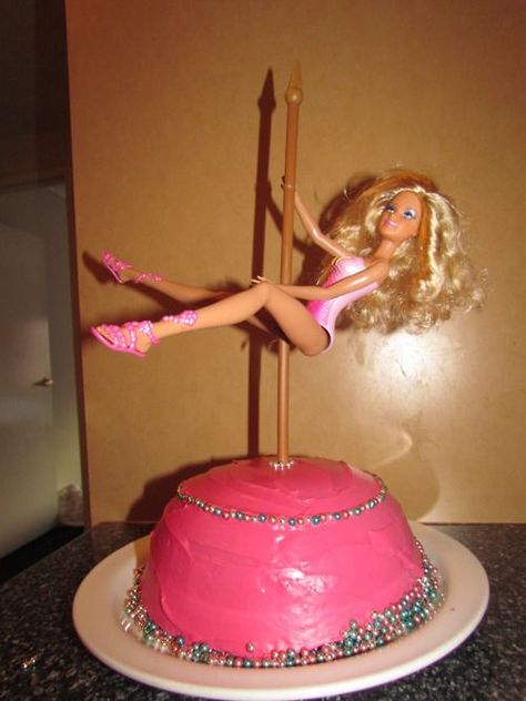 Barbie In Cake, Funny Barbie Cake, Bibble Barbie Cake, Bad Birthday Cakes, Things I Want For My Birthday, Birthday Barbie Cake, Funny Cake Ideas, Barbie Cake Birthday, Birthday Cake Barbie