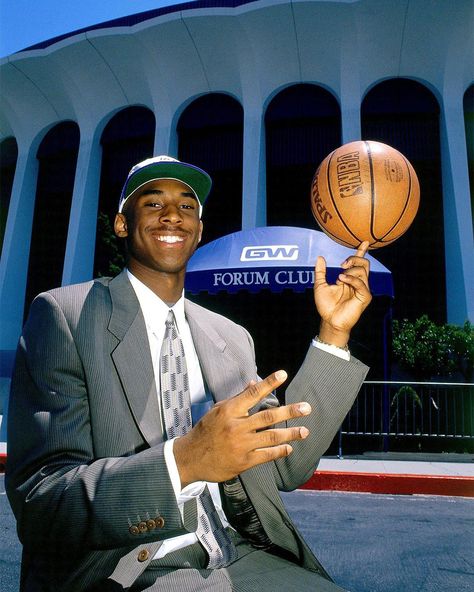 Moodboard 🍒 on Instagram: “Kobe Bryant pictured outside the Forum in Inglewood, California, in 1997. 📷: Jon Soohoo, Getty” Kobe Bryant Family, Kobe & Gigi, Kobe Bryant Nba, Kobe Bryant Pictures, Kobe Bryant Black Mamba, Kobe Bryant Wallpaper, Basketball Photography, Nba Pictures, Staples Center