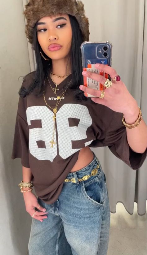 Brown Jersey Outfits, Jersey Shirt Outfit Women, Ash Style Outfit, Oversized Jersey Outfit, Streetwear Fashion Women Street Styles, 90 Street Style, Girl Streetwear Outfit, Casual Streetwear Women, Jersey Outfit Women