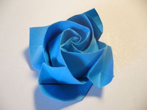 Make a wonderful, romantically beautiful paper flower project with this tutorial for how to make a paper rose. This Beautiful Blue Origami Rose is a stunning and practical origami project. Make this origami project as a lovely gift for an anniversary or as a pretty home decor piece for your friends. You will learn how to make paper flowers and everyone will certainly cherish your thoughtful gift. Blue roses connote regal majesty and splendor. So, if you have someone if your life that you want to Diy Origami Decor, Easy Origami Rose, Diy Origami Home, Diy Origami Home Decor, Origami Decor, Origami Home Decor, Rose Step By Step, Romantic Gifts For Girlfriend, Flowers Origami