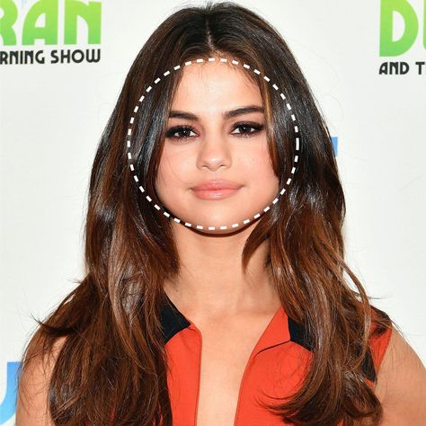 "If you want to wear a center part, the way to make it work for a round face is to have hair a few inches past your shoulders with layers that hit at the jaw," says hairstylist and Los Angeles salon owner Chris McMillan. "Ask your stylist to cut in a bit on the sides to create subtle angles," as Selena Gomez has. Prevent short layers from frizzing, which can add bulk around your face, by smoothing on a serum like the Pureology Smooth Perfection Smoothing S #hairstraight Hair For Round Face Shape, Haircut Design, Haircut For Face Shape, Circle Face, Chic Haircut, Dunner Wordend Haar, Makeup Tip, Face Shape Hairstyles, Round Face Shape