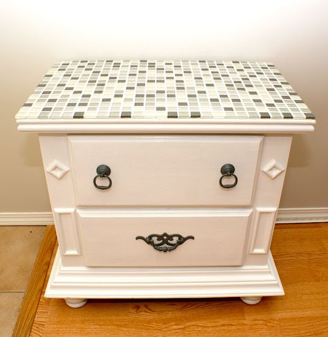 DIY Tiled Table Top Tutorial. I have some cheap old night stands to spruce up! Tiled Table Top, Diy Night Stand, Tiled Table, Cozy Condo, Old Wood Table, Tile Tables, Wood Table Diy, Tables Design, Tile Table