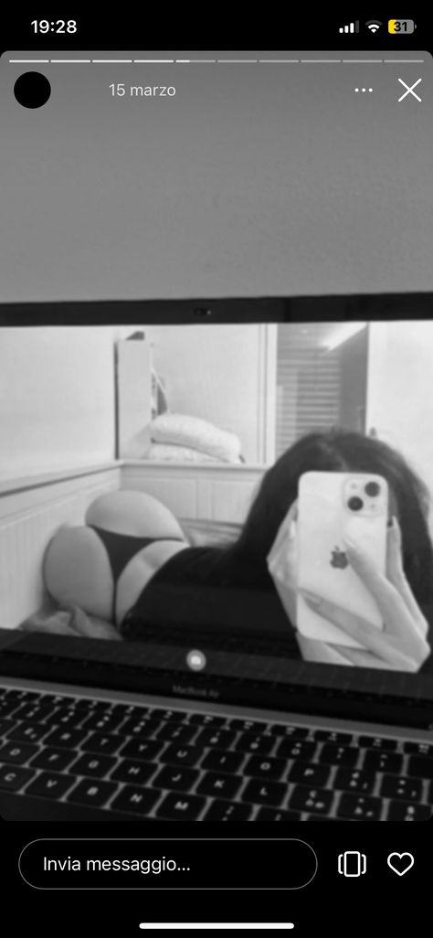 Snap Arch Pic, Flirty Pictures Ideas, Back Arch Mirror Pics, Photo Of Body In Mirror, Back Arching Pose Laying Down, Thirst Trapping Poses, Teasing Pose Ideas, B W Aesthetic, Arch Pics Faceless