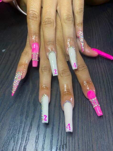 Acrylic Nails Zodiac Sign, Nails With Zodiac Charms, Gemini Nails Ideas, Gemini Acrylic Nail Designs, Libra Bday Nails Ideas, 21st Birthday Nails Pisces, Pink Gemini Nails, Aires Birthday Nails, Gemini Bday Nails