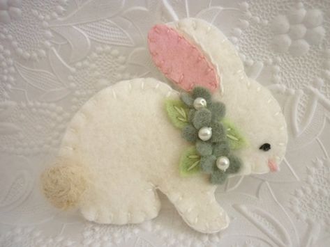 Felt Bunnies, Felt Animals Patterns Templates, Easter Felt, Easter Felt Crafts, Felt Easter Bunny, Needle Felted Easter Ideas, Felt Chicks Easter Crafts, Felt Bunny Ornament, Easter Needle Felting