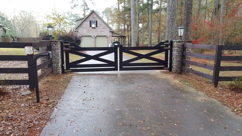 Farm Entrance Gates Front Entry, Wood Fence With Gate Driveways, Driveway Entrances With Gates, Gate Design Farmhouse, Driveway Ideas Country, Farmhouse Entry Gate Entrance, Acreage Gates Entrance, Property Gate Ideas, Gate Posts Driveway