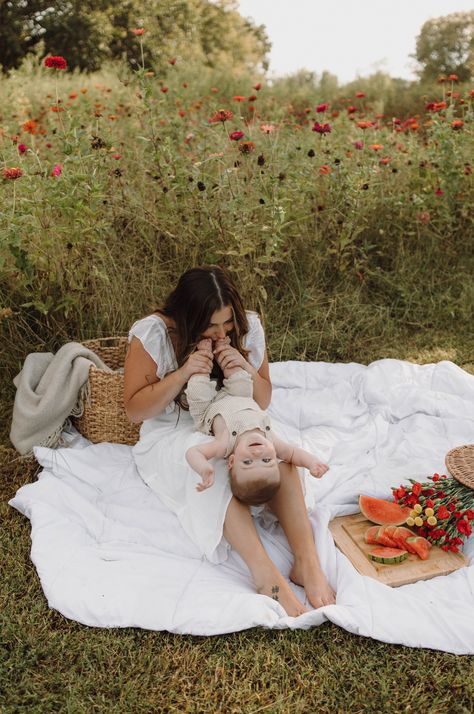 Picnic Kids Photoshoot, Picnic Blanket Photoshoot, Fall Picnic Photoshoot Family, Outdoor Picnic Photoshoot Ideas, Mommy And Me Picnic Photo Shoot, Baby Picnic Photoshoot, Picnic With Baby, Family Picnic Photoshoot, Mom Baby Pictures