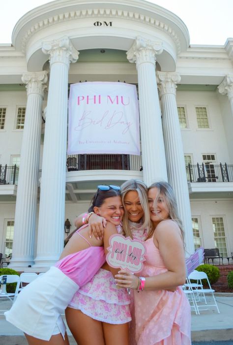 university of alabama rush sororities phi mu bid day college greek life SEC school Alabama Rush, Alabama College, Sorority Rush Outfits, Sorority Poses, Rush Week, Sorority Rush, College Sorority, Bid Day Themes, The University Of Alabama