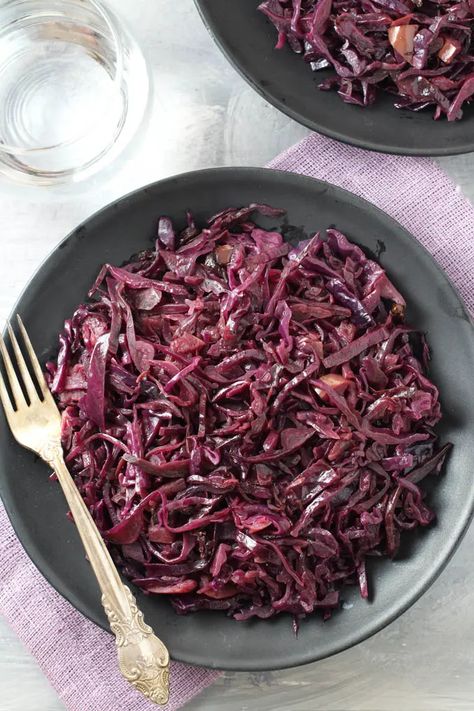 Braised German Red Cabbage Recipe (Rotkohl) | MariaUshakova.com Red Cabbage Christmas, Spiced Red Cabbage, Cooked Red Cabbage, German Red Cabbage, Red Cabbage Recipe, Cabbage Recipes Healthy, Red Cabbage Recipes, Braised Red Cabbage, Braised Cabbage