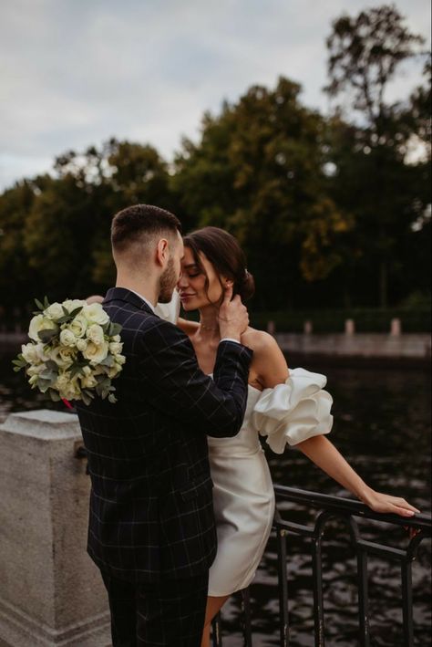 City Wedding Pictures, Wedding City Photography, Wedding In The City, Wedding Photoshoot City, Civil Wedding Photo Ideas, Pre Wedding Photography Poses, Vogue Wedding Photography, Pre Wedding Photo Ideas, Civil Wedding Photoshoot