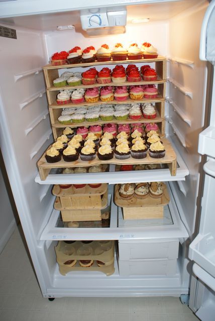 Bakery Fridge Organization, Shed Bakery Kitchen, Home Bakery Storage Ideas, Cupcake Storage Ideas, Shed Bakery Ideas, Home Bakery Setup, At Home Bakery Ideas, Baking Organization Ideas, Home Bakery Organization