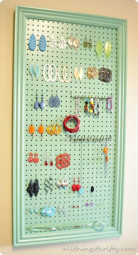 DIY jewelry holder Diy Peg Board, Diy Earring Holder, Peg Boards, Jewerly Organizer, Pegboard Organization, Jewerly Displays, Diy Jewelry Display, Diy Jewelry Holder, Jewelry Organizer Diy