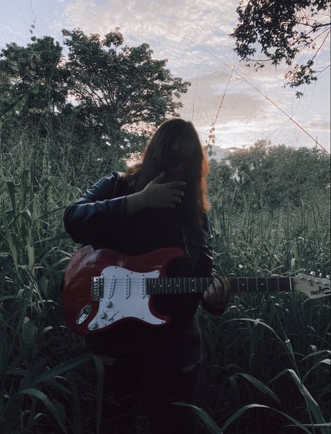 Fotos aesthetics fotos tumblr fotos con guitars Electric Guitar Senior Pictures, Electric Guitar Photoshoot, Red Electric Guitar Aesthetic, Guitar Senior Pictures, Guitar Portrait, Sr Pictures, Eid 2024, Guitar Aesthetic, Red Electric Guitar