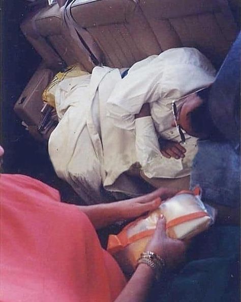 Sleepy Freddie #freddiemercuryismyqueen #freddiemercury #freddiemercuryforever #freddiemercurytribute #farrokhbulsara… Freddie My Love, Mary Austin, Freddy Mercury, Queen Photos, Roger Taylor, Queen Pictures, Queen Freddie Mercury, John Deacon, Queen Band