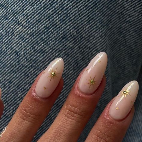 Clear Nails With Gold Stars, Neutral Nails Stars, Short Nails With Gold Lines, Dainty Acrylic Nail Designs, Almond Nails With Line Design, Minimal Star Nails, Starburst Nails Design, Wedding Nails Stars, Minimalist Festive Nails