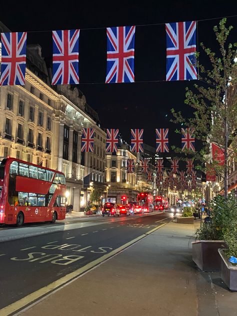 London Picadilly, London England Photography, Oxford Street London, Study In London, London Vibes, Oxford Circus, London Dreams, London Baby, London Aesthetic